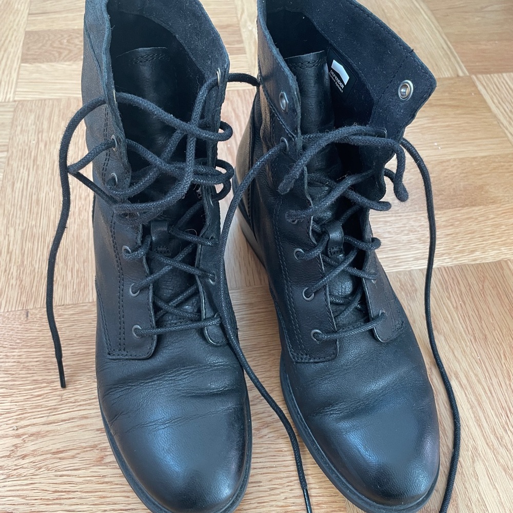 Women’s lace boots with low heels